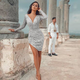 Vestido de noche ajustado con escote en V y corte tubo